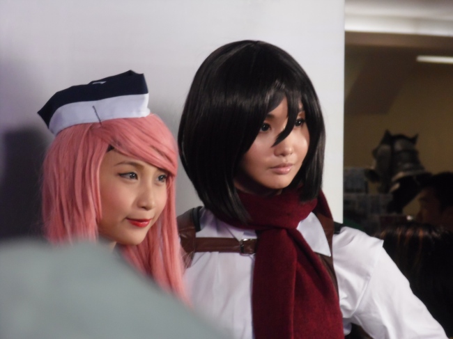 Alodia Gosengfiao poses with fans at ToyCon 2014