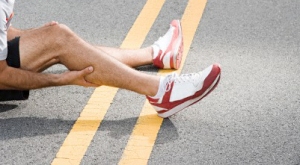 Runner with injured leg